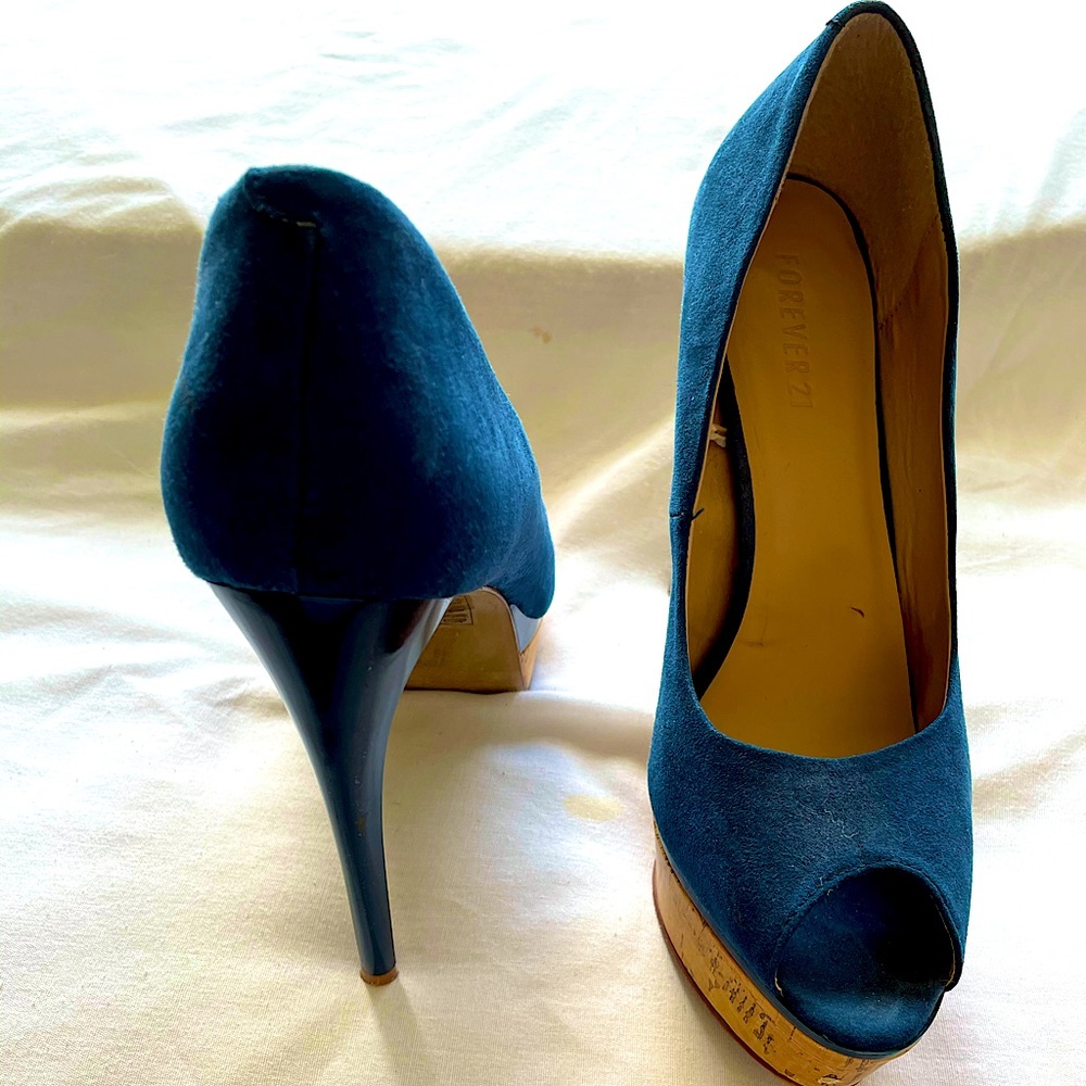 Blue, suede peep toe pumps!